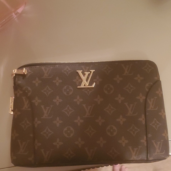 LOUIS VUTTON AUTHENTIC CLUTCH - Picture 12 of 12